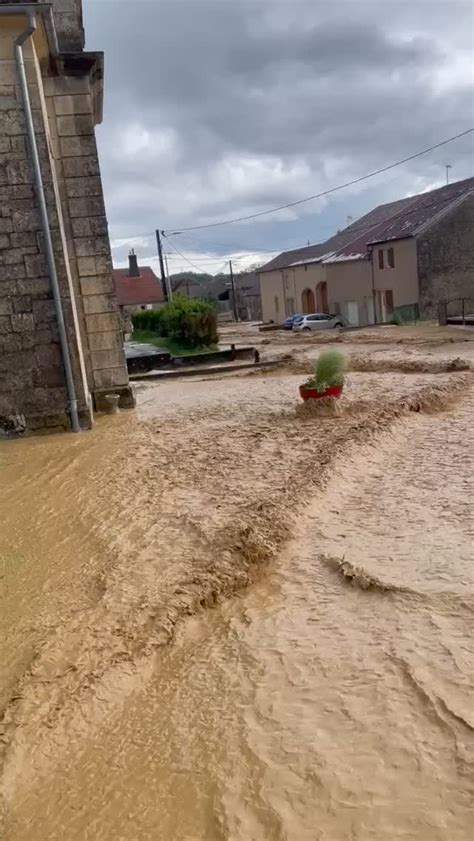 ⛈️ Un orage apporte un déluge de pluie et de grêle sur Saint .